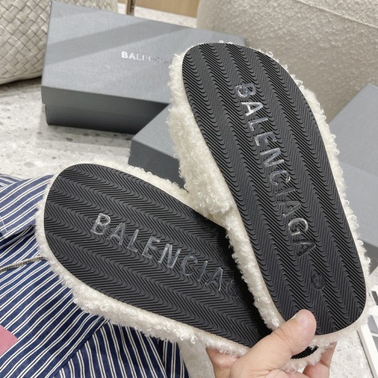 Ba1en*iaga Slippers BBS-012